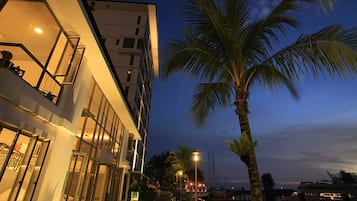 Fassade der Unterkunft – Abend/Nacht