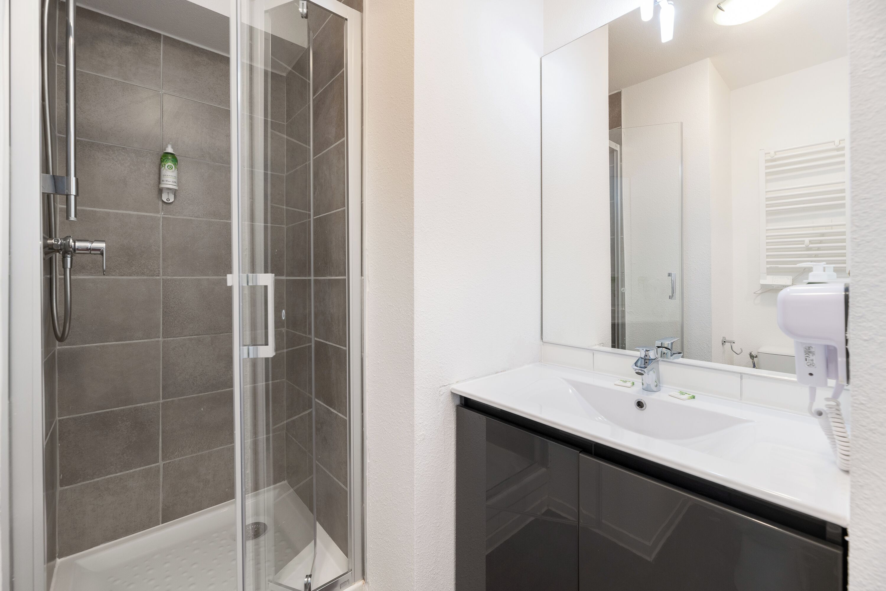 Superior appartement, 1 slaapkamer | Badkamer | Een douche, gratis toiletartikelen, een haardroger, handdoeken