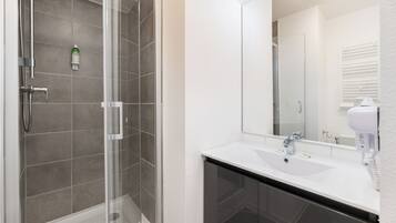 Superior appartement, 1 slaapkamer | Badkamer | Een douche, gratis toiletartikelen, een haardroger, handdoeken