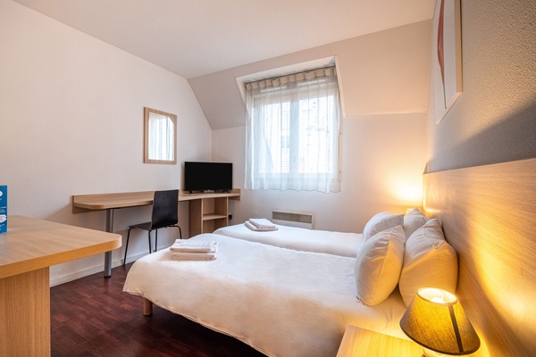 Studio, 1 tweepersoonsbed of 2 eenpersoonsbedden | Luxe beddengoed, een bureau, verduisterende gordijnen