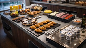 A breakfast buffet with pastries, fruits, and beverages. - Hotel Sant Jordi (Tarragona)