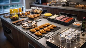 Daily continental breakfast (EUR 7 per person)