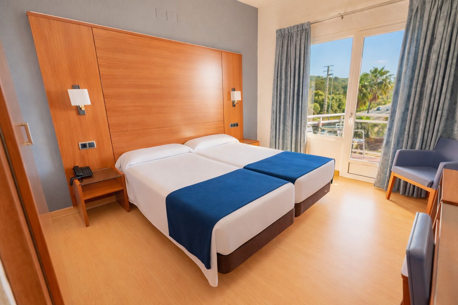 Double Room Single Use, 2 Single Beds, Balcony, Partial Sea View (Bathtub)