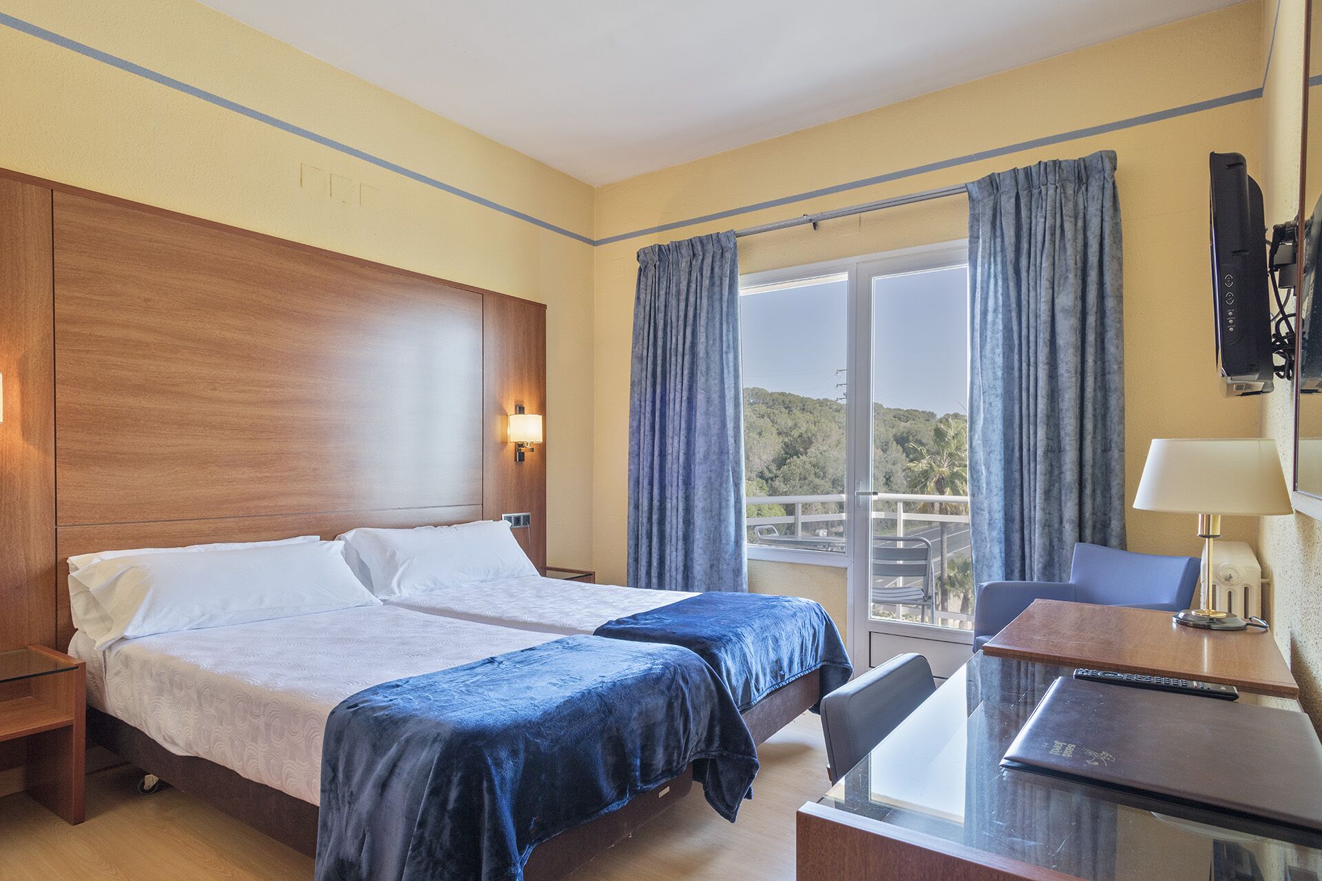 double room, with balcony and bathtub, partial sea view | 1 bedroom, in-room safe, desk, soundproofing