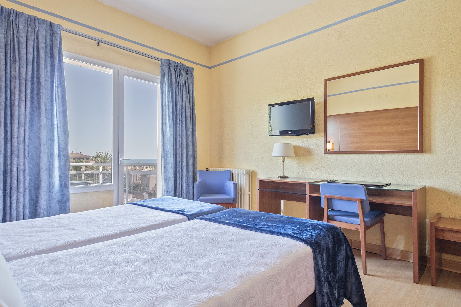 double room, with balcony and bathtub, partial sea view | 1 bedroom, in-room safe, desk, soundproofing