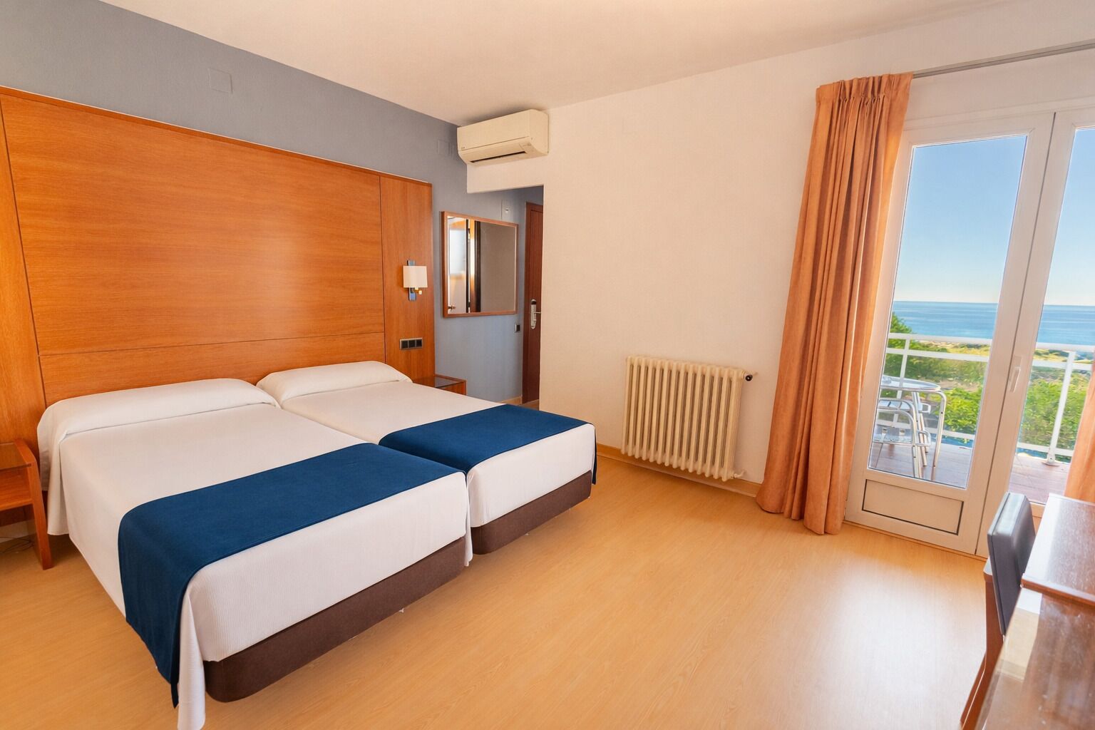 Habitació amb dos llits individuals, balcó, vistes parcials al mar (Shower) | Caixa forta a l'habitació, escriptori i habitacions insonoritzades 