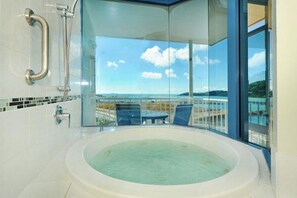 Suite, bain à remous, vue baie | Vue de la chambre
