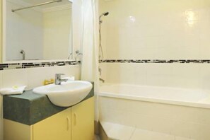 Suite, 1 habitación, hidromasaje | Baño | Tina con regadera, tina de hidromasaje, amenidades de baño de diseñador 