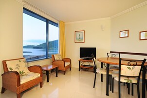 Apartamento, 1 quarto, vista para o oceano | Área de estar | TV de tela plana 32 polegadas com canais via satélite, TV, DVD player
