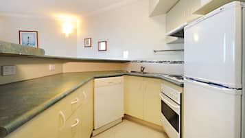 Microwave, coffee/tea maker, electric kettle, toaster