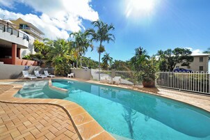 Piscina externa, guarda-sóis, espreguiçadeiras