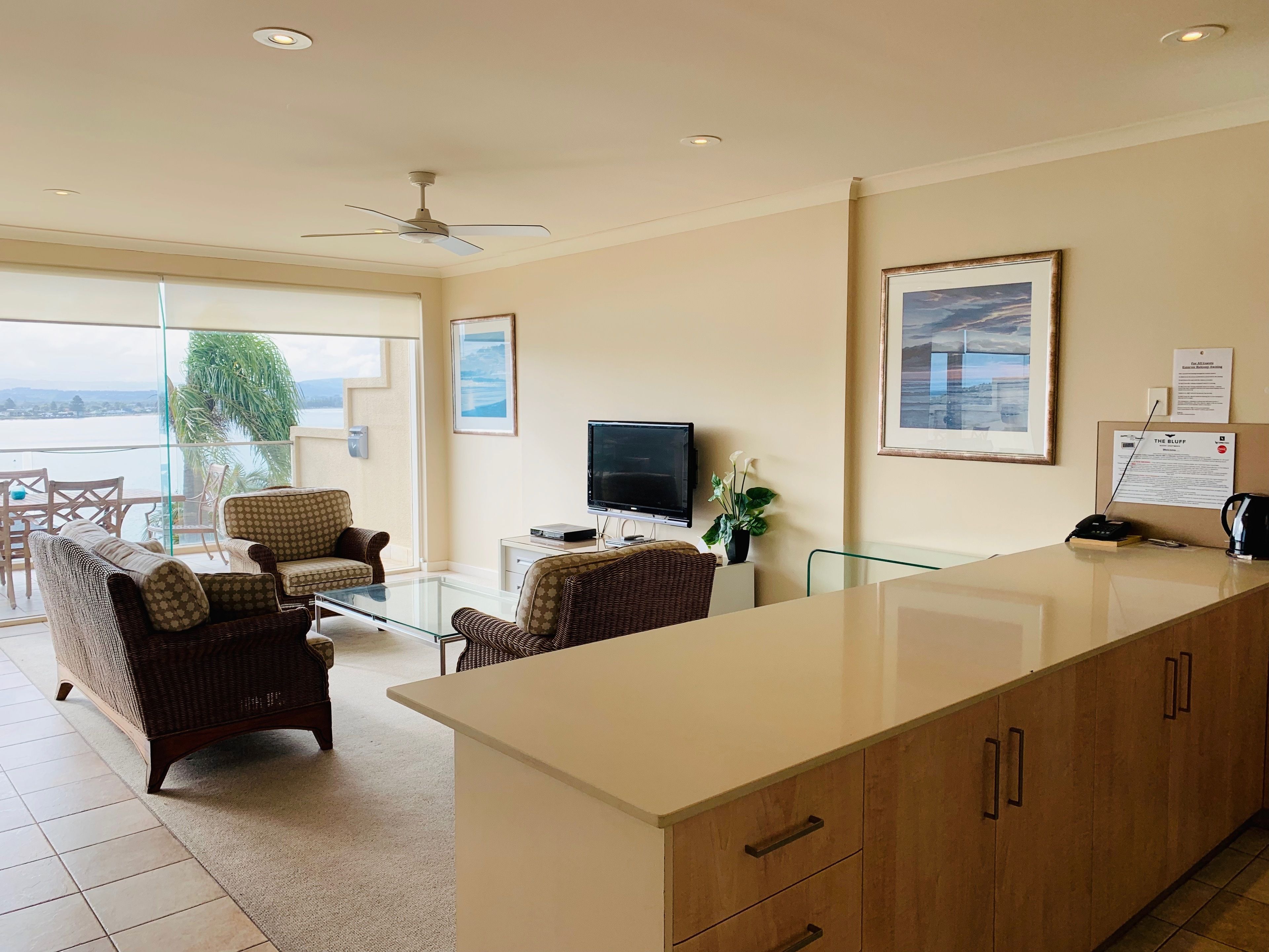 Apartment, Badewanne, Meerblick | Wohnbereich