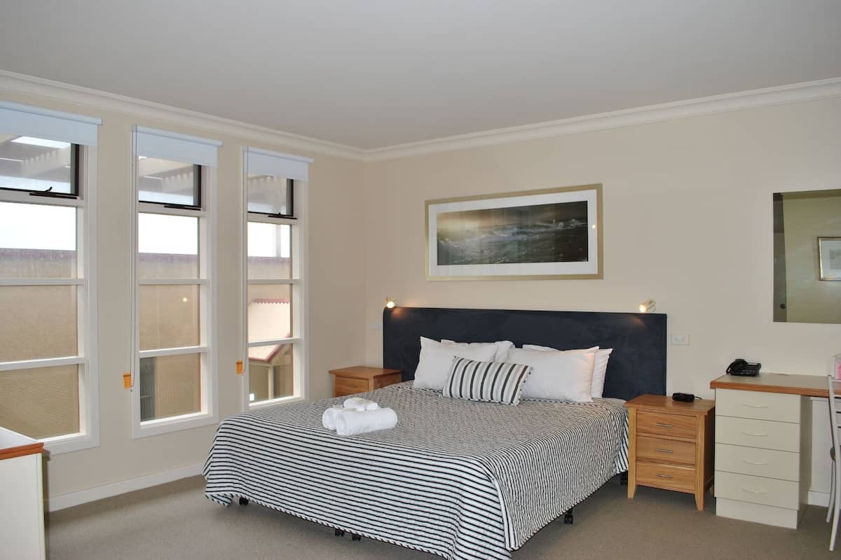 Suite | 1 bedroom, individually decorated, individually furnished, desk