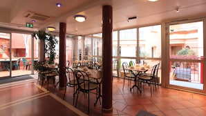 Daily buffet breakfast for a fee - Castellane (Toulouse)