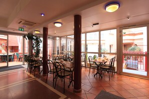 Desayuno buffet (EUR 8.90 por persona)