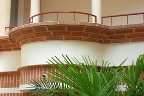 Vista frontal de la propiedad