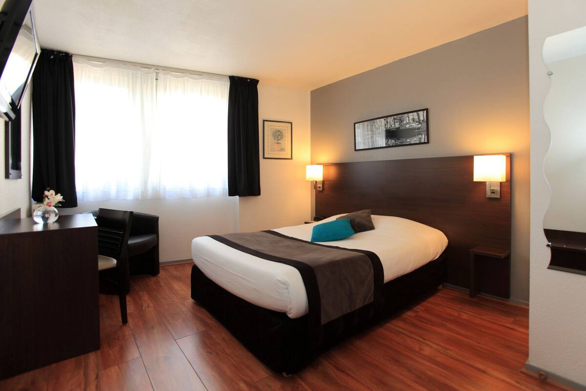 Chambre supérieure double | Literie de qualité, coffre-fort, bureau, système d’insonorisation