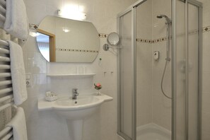 Shower, hair dryer, bathrobes, towels - Hotel zur Post 3 Sterne S Altenahr (Altenahr)