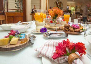 Petit-déjeuner complet compris tous les jours