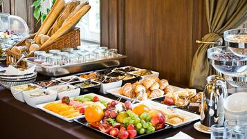 Se ofrece un desayuno bufé (80 PLN por persona)