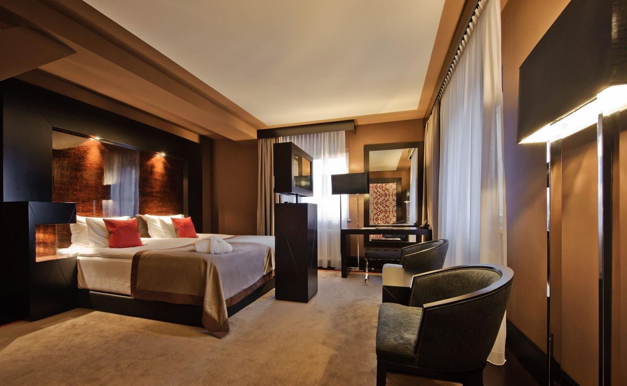 Egyptian cotton sheets, hypo-allergenic bedding, minibar, in-room safe