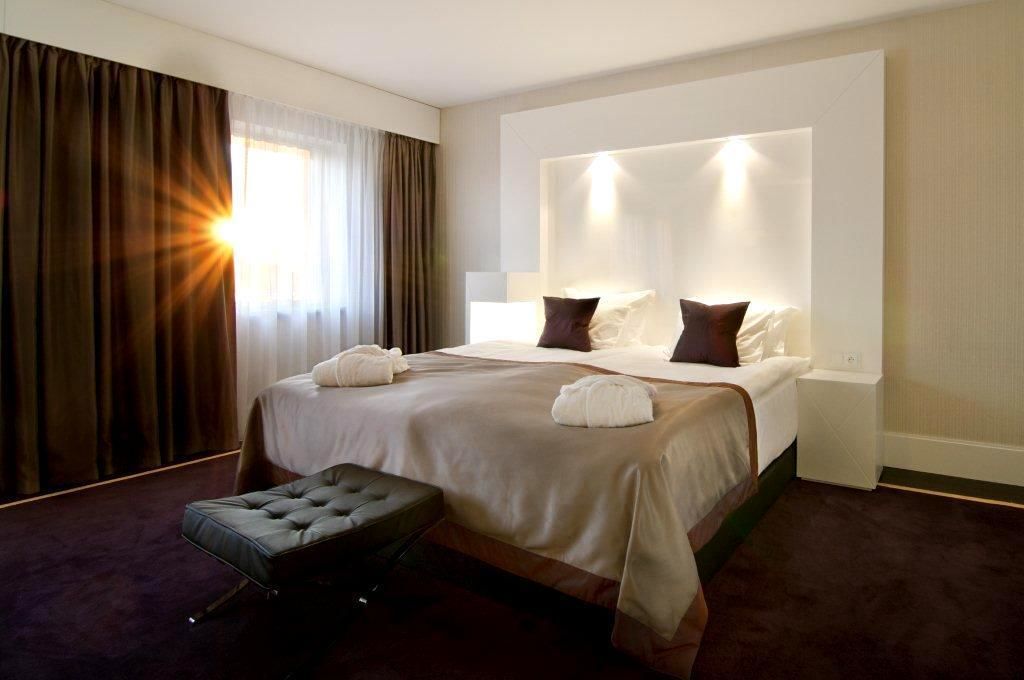 Egyptian cotton sheets, hypo-allergenic bedding, minibar, in-room safe