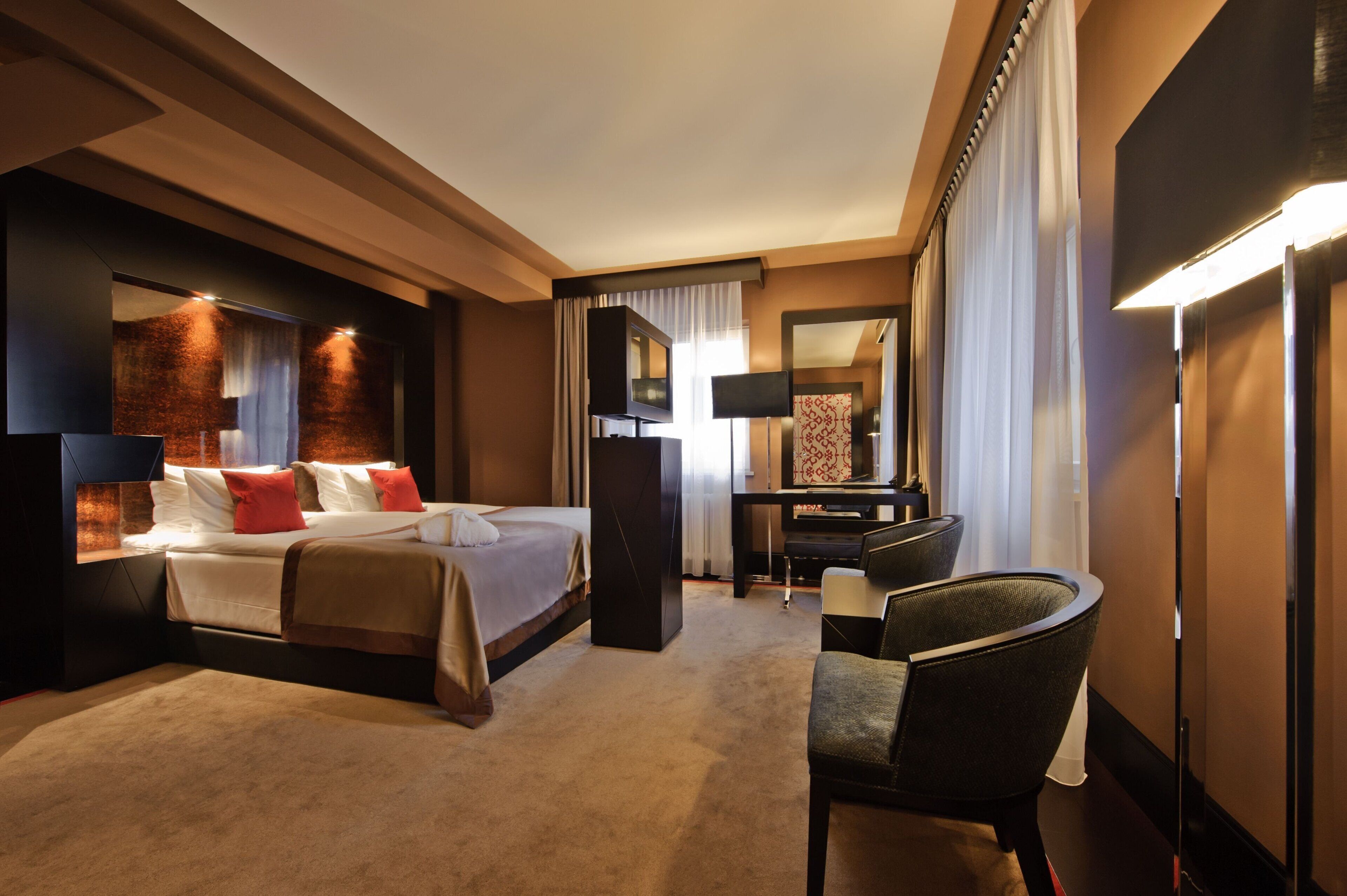 deluxe room | egyptian cotton sheets, hypo-allergenic bedding, minibar, in-room safe