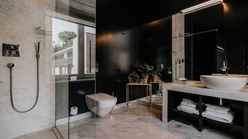 Deluxe kamer | Badkamer | Een regendouche, gratis toiletartikelen, een haardroger, badjassen