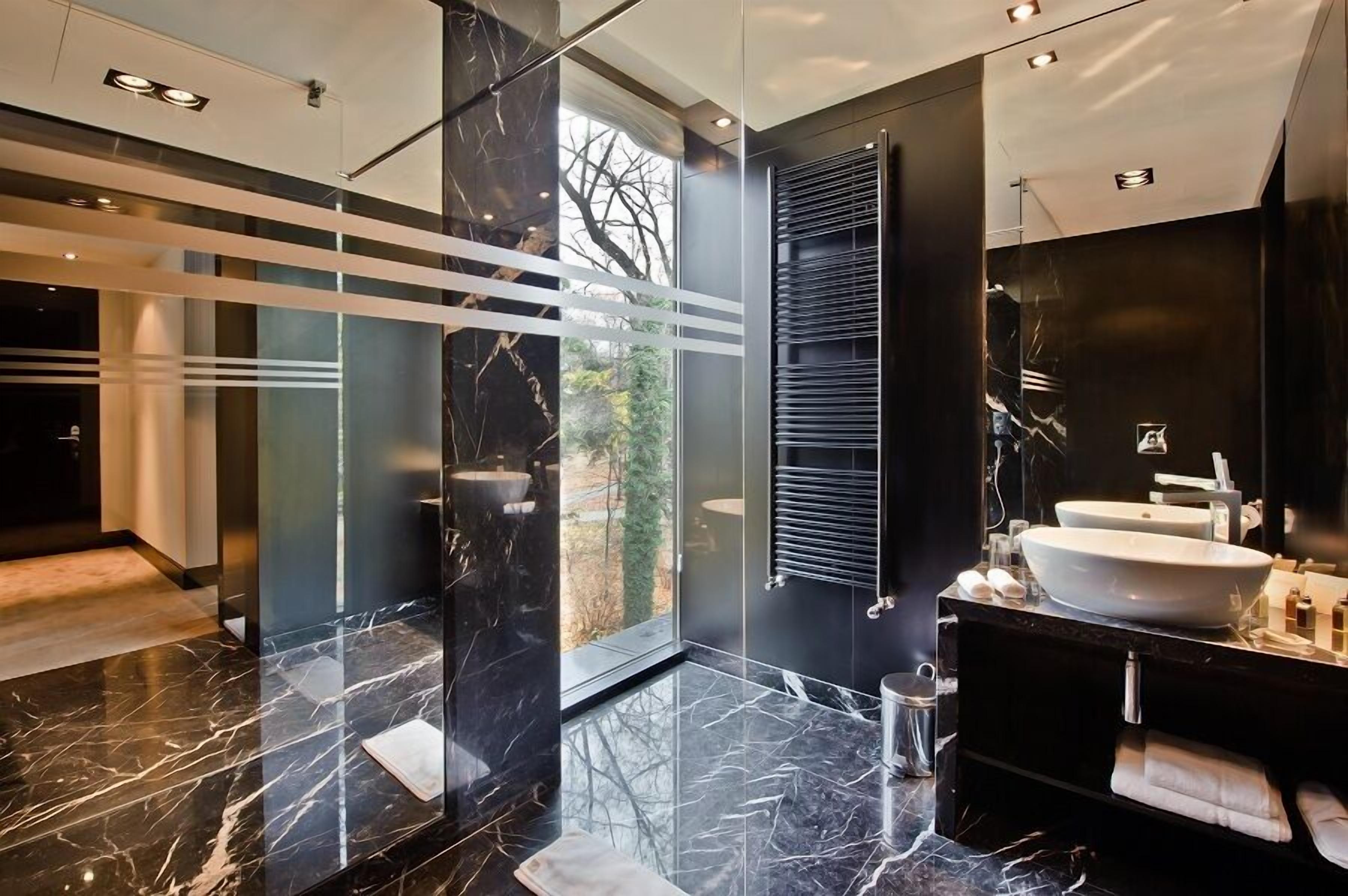 comfort apartment, 1 bedroom | bathroom | rainfall showerhead, free toiletries, hair dryer, bathrobes