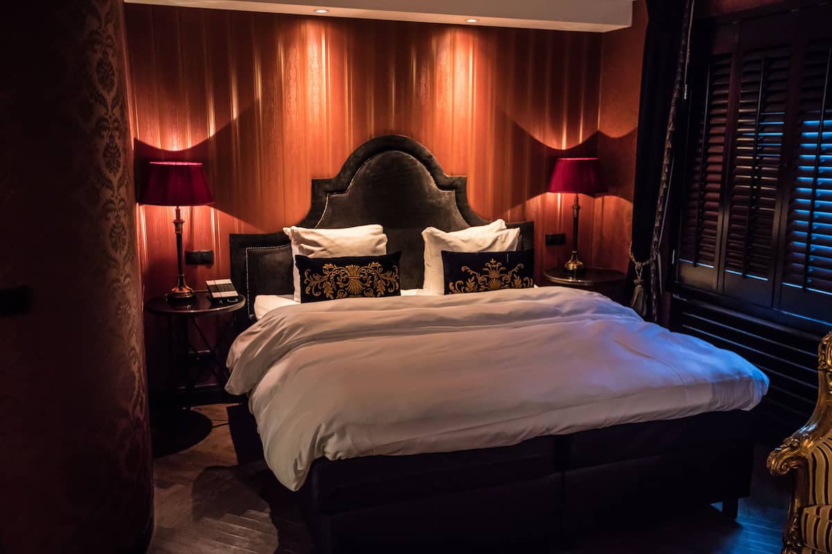 Suite romántica (Boudoir) | 1 habitación, decoración personalizada, muebles diferentes y escritorio