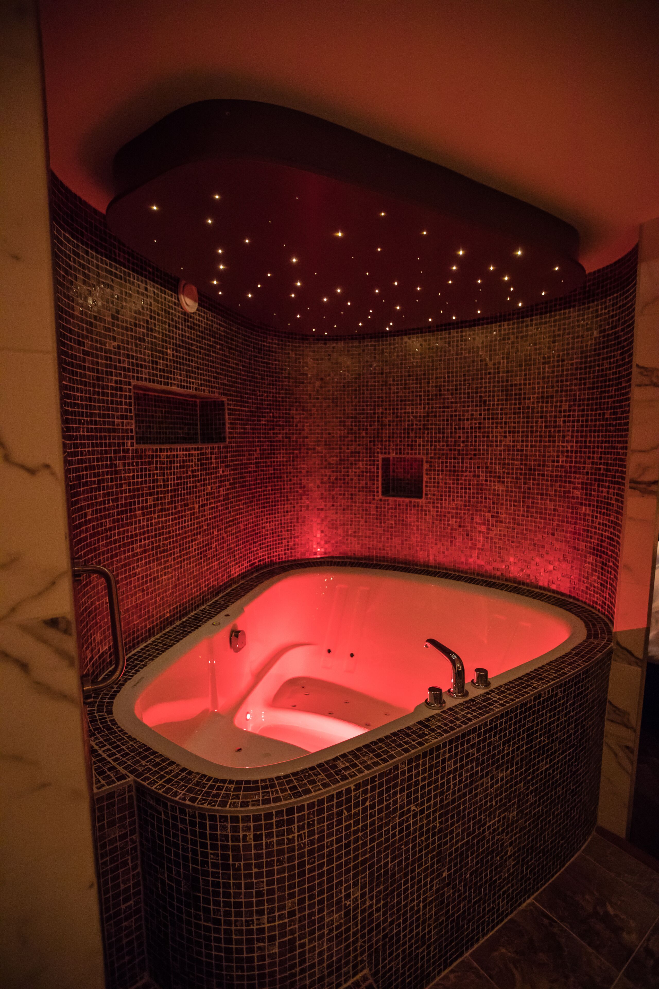 romantic suite (boudoir) | bathroom | hair dryer, towels, soap, shampoo