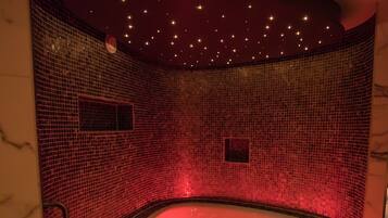 Romantic Suite (Boudoir) | Bathroom | Hair dryer, towels, soap, shampoo