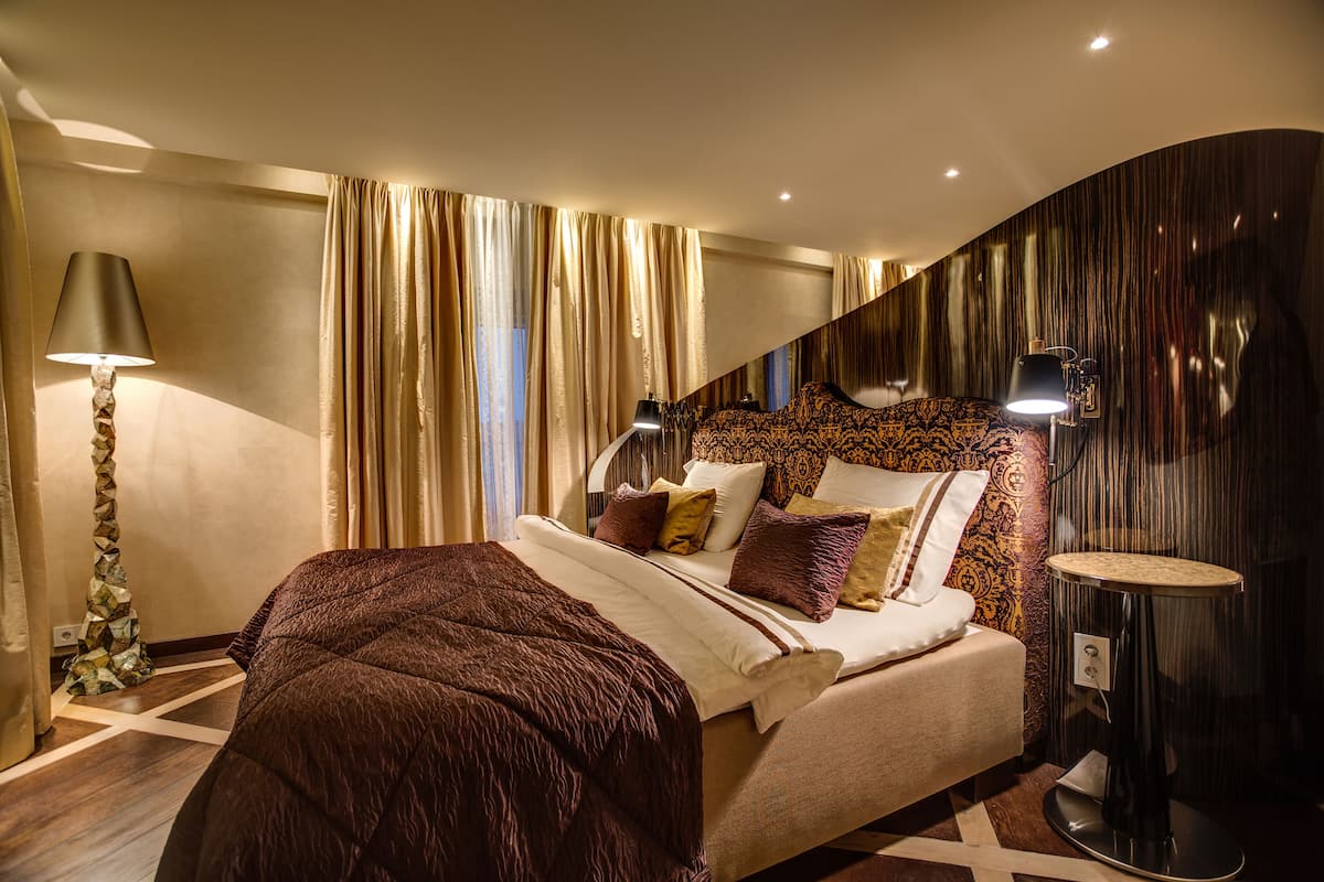 Suite presidencial | 1 habitación, decoración personalizada, muebles diferentes y escritorio