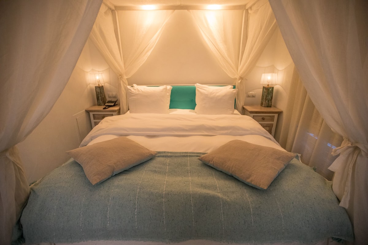 Suite romántica (Ibiza) | 1 habitación, decoración personalizada, muebles diferentes y escritorio