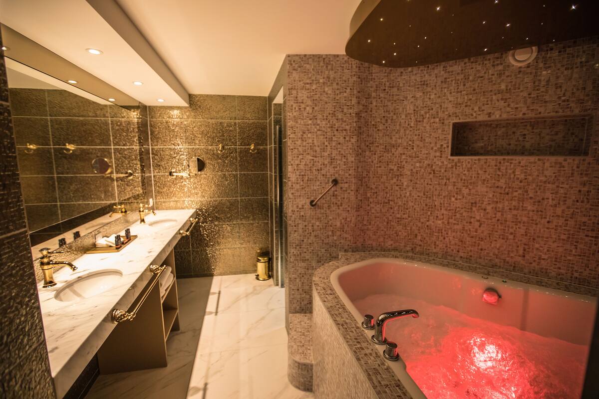 luxury suite (millionaire) | bathroom | hair dryer, towels, soap, shampoo