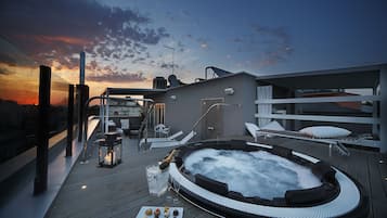 Sauna, hot tub, steam room