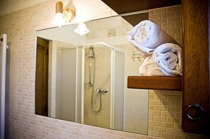 Shower, rainfall showerhead, free toiletries, hair dryer