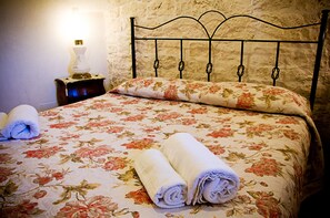 高級寝具、羽毛の掛け布団、低反発ベッド、ミニバーのアイテム (無料)