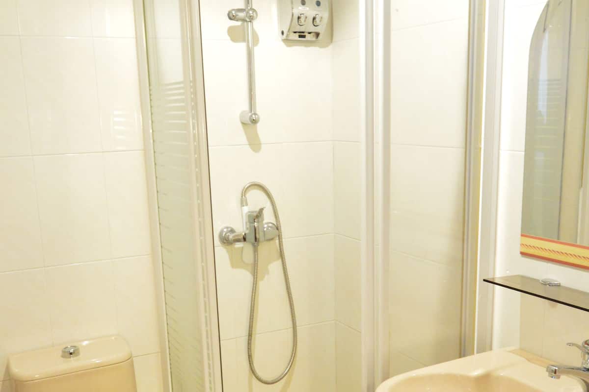 Shower, towels