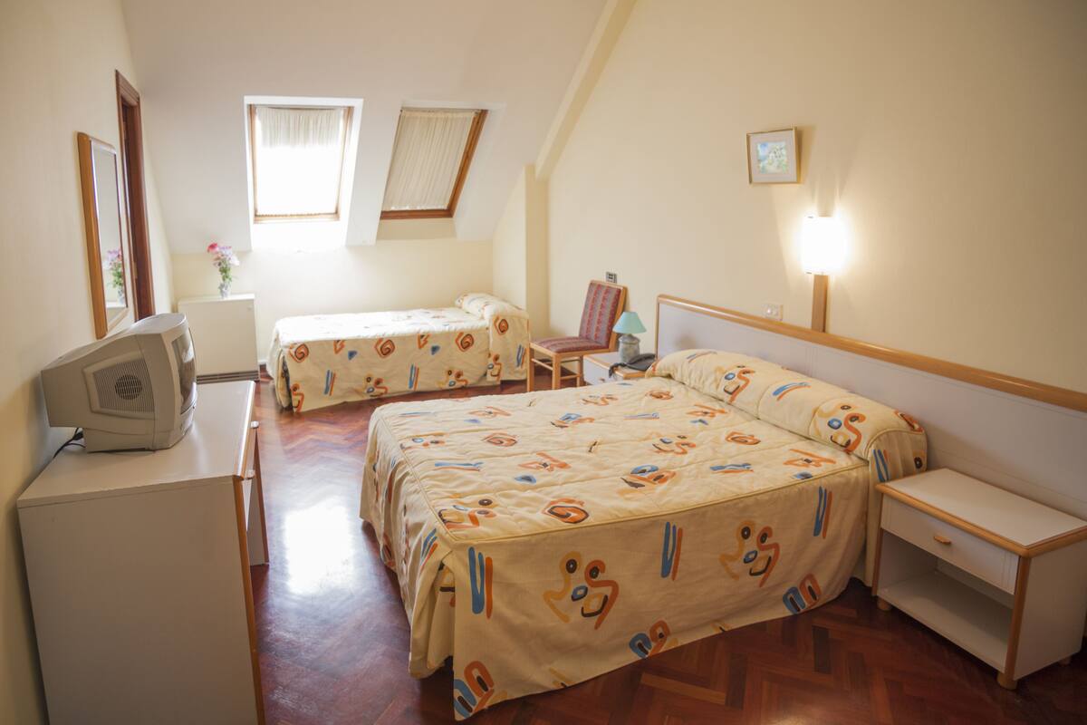 트윈룸 (with Extra-Bed) | 책상, 무료 WiFi, 침대 시트