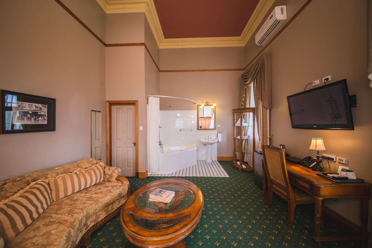 combined shower/bathtub, jetted bath, free toiletries, hair dryer