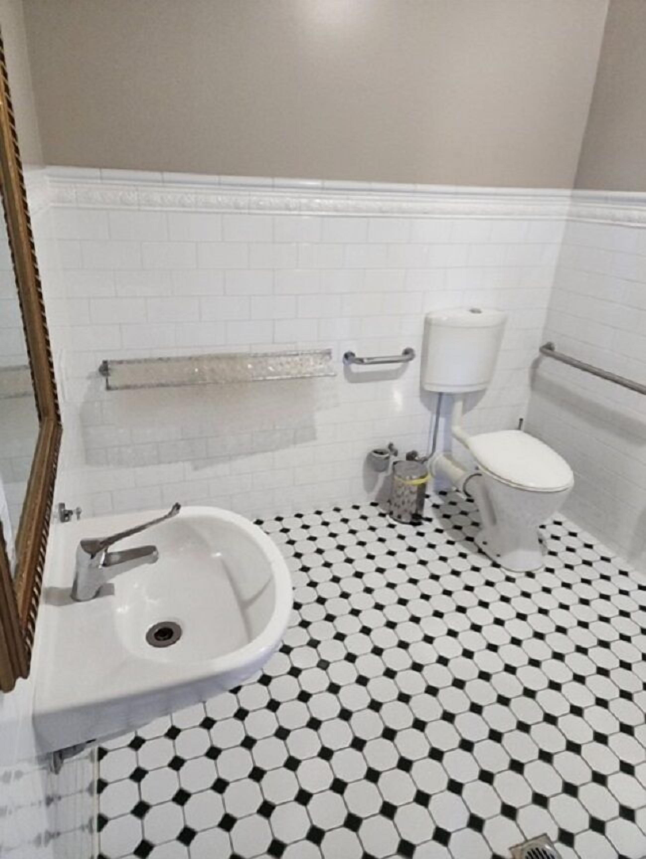 accessible room | bathroom | combined shower/bathtub, jetted bath, free toiletries, hair dryer