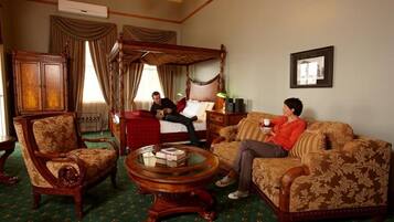 Een 42-inch plasmatelevisie met kabelzenders en televisie