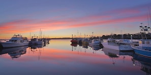 Uma marina com barcos atracados ao pôr do sol.
