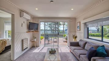 Harbour View Two Bedroom Apartment | Área de estar | TV de tela plana