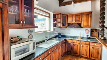Appartement Deluxe, plusieurs lits, salle de bains attenante, vue ville | Cuisine privée