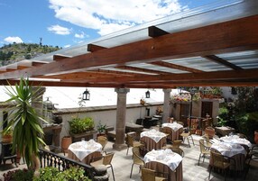 Se sirven desayunos, almuerzos y cenas; con vista al jardín