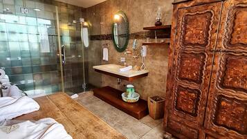 Deluxe Triple Room, Hill View | Bathroom | Designer toiletries, hair dryer, bathrobes, slippers