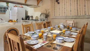 Menyajikan hidangan lokal dan internasional