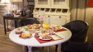 Een ontbijttafel met croissants, eieren en sap.